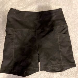 High rise black cameo biker shorts